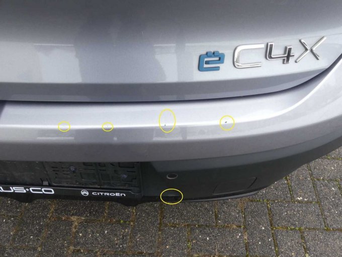 Heckstoßstange mit einer leichten Anfahrbeschädigung, sowie Lackbeschädigungen