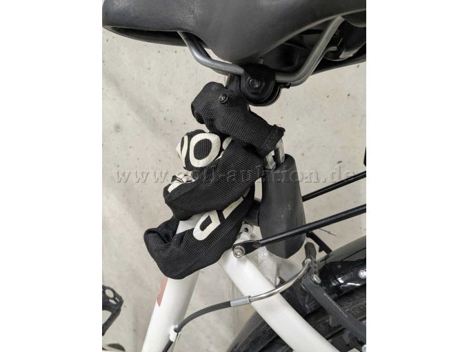Ein Schloss ist am Fahrrad befestigt, der Schlüssel ist leider nicht vorhanden
