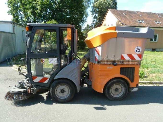 Kehrmaschine seitlich links