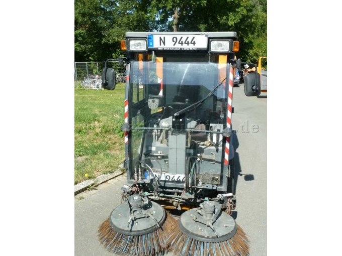 Kehrmaschine vorne