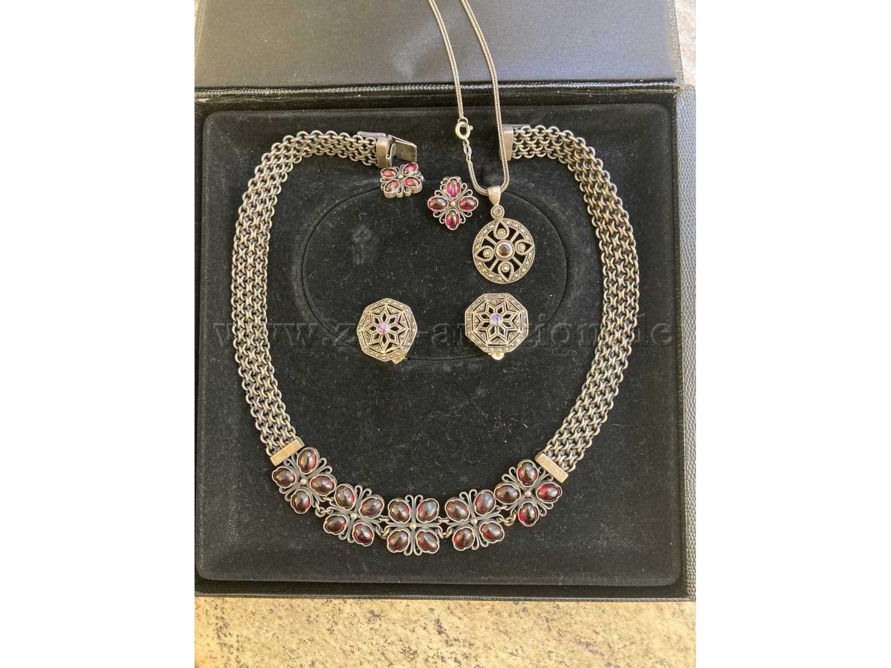 Collier mit Halskette und Anhänger, Ohrenschmuck und Ohrstecker