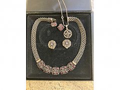 Collier mit Halskette und Anhänger, Ohrenschmuck und Ohrstecker