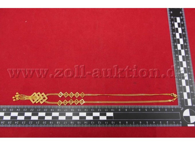 Detailaufnahme der Kette mit Maßstab