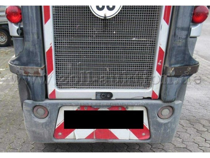 Bild 11 Stoßfänger - Abdeckung hinten unten mitte deformiert Luftauslass hinten Gittebedeckung gebrochen