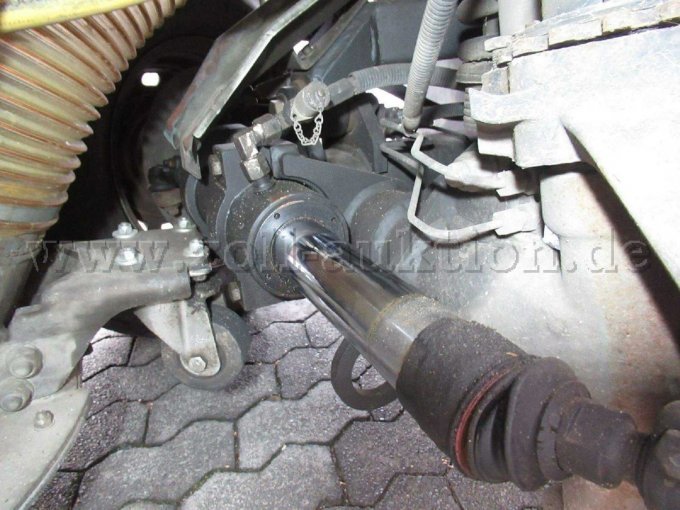 Bild 15 Lenkzylinder undicht