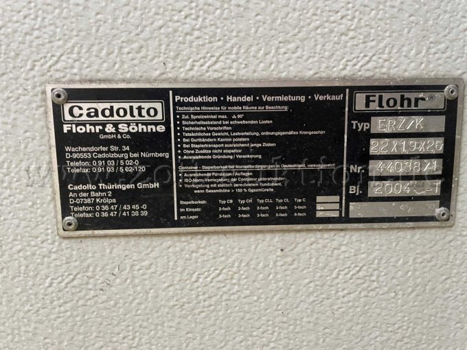 Auf dem Bild ist das Typenschild des Containers zu sehen. Mit der Aufschrift Cadolto Flohr & Söhne GmbH & Co.; Typ ERZ/K, 2,2x1,9x2,6 Nr. 44038/1; Bj. 2004 -T zu sehen.