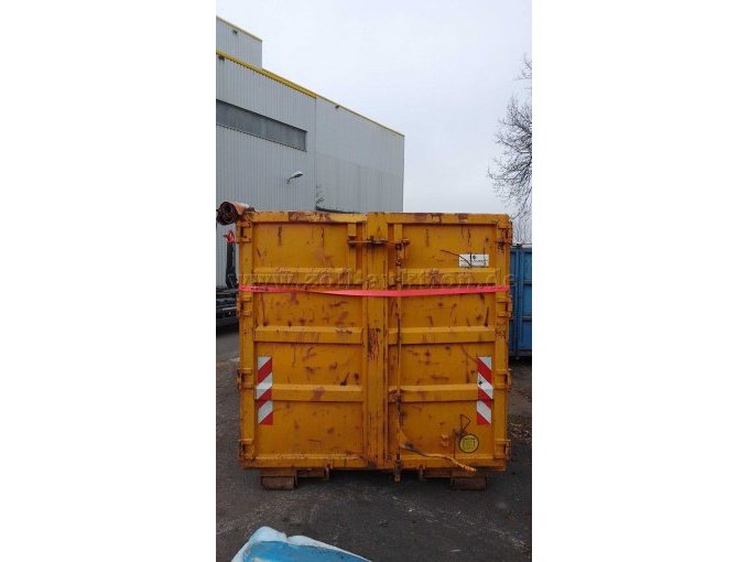 Blick auf die Flügeltüren