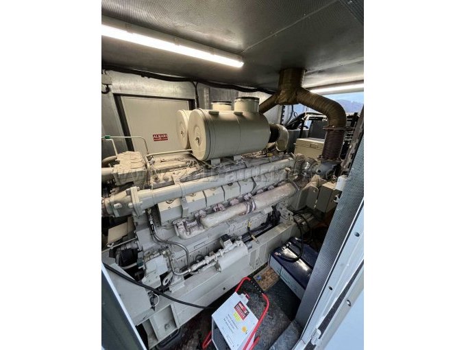 Deutz Netzersatzanlage / Container-Notstromaggregat DE-1000 CSA (Baujahr 2001) - Deutz TBD 616V16 – Motorraum des Container-Notstromaggregats