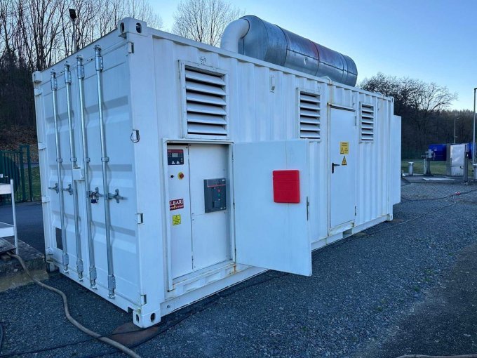 Netzersatzanlage Deutz / A.v. Kaick Container-Notstromaggregat DE-1000 CSA (Baujahr 2001) – Gesamtansicht im Außenbereich Netzersatzanlage Deutz / A.v. Kaick Container-Notstromaggregat DE-1000 CSA (Baujahr 2001) – Gesamtansicht im Außenbereich