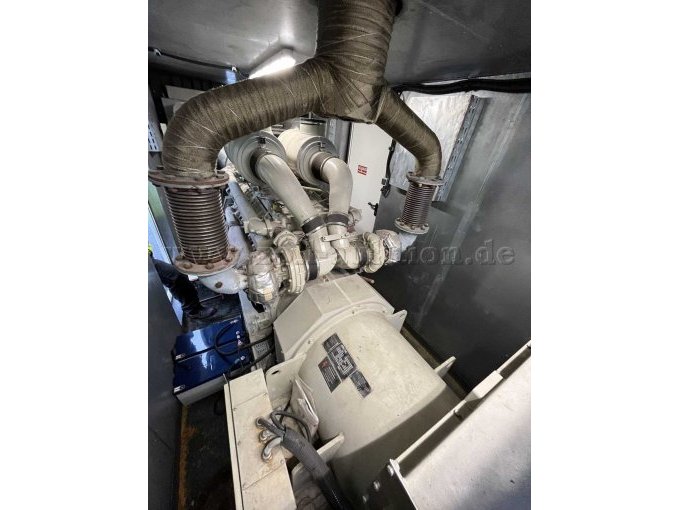 Deutz Netzersatzanlage / Container-Notstromaggregat DE-1000 CSA (Baujahr 2001) - A.v. Kaick DSG62L2-4 – Generator und Abgassystem im Container-Notstromaggregat