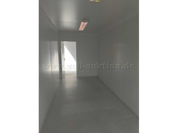 Innenansicht Einzelcontainer zur Tür hin.