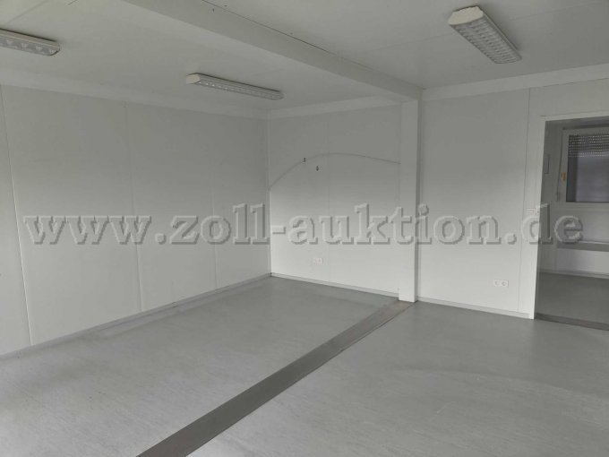 Innenansicht Doppelcontainer zur Tür hin.