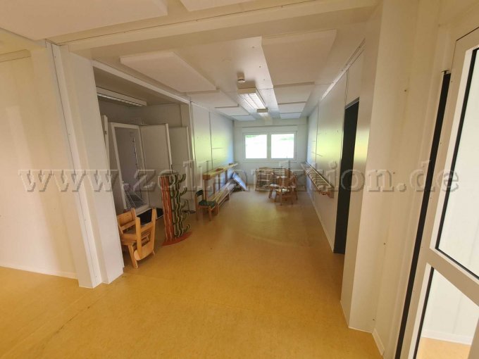 Garderobe mit Kinderwagenabstellplatz und Flur