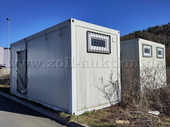 Front und rechte Seite Container Nr. 3; Front Container Nr. 4