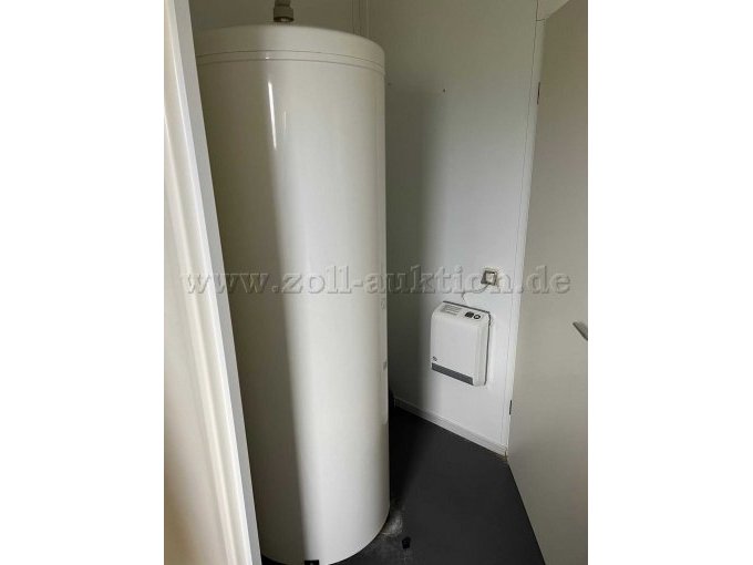 Innenansicht Duschbereich Warmwassertherme