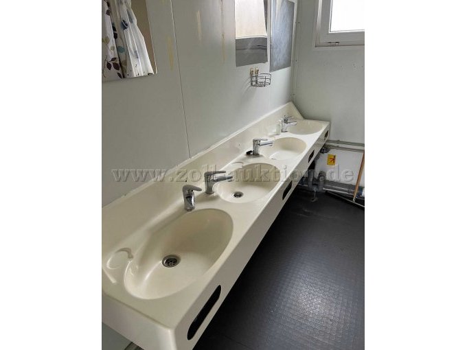 Innenansicht Duschbereich Handwaschbecken