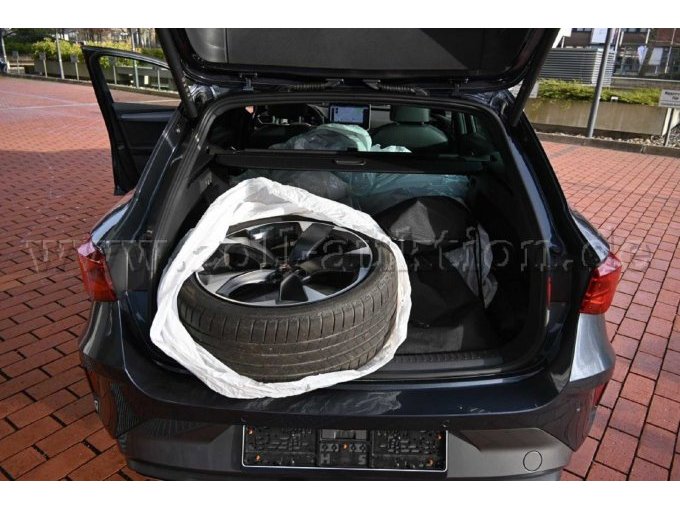 Ansicht Kofferraum mit Sommerkomplettradsatz