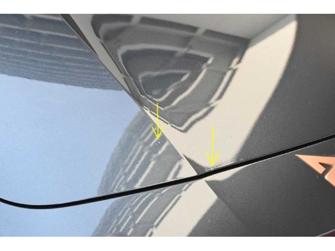 Ansicht Steinschlagschäden in Lackierung Motorhaube