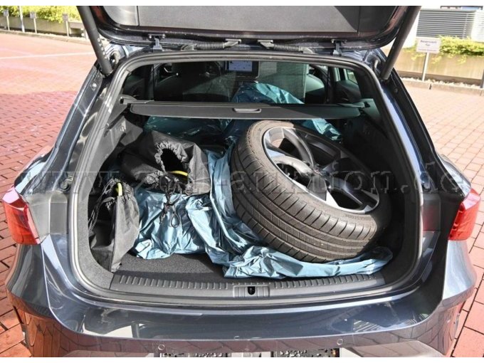 Ansicht Kofferraum mit Sommerkomplettradsatz