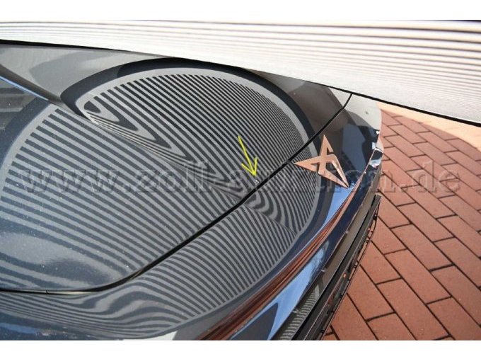 Steinschlagschäden in Lackierung Fahrzeugfront