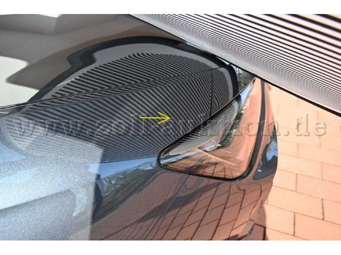 Steinschlagschäden in Lackierung Fahrzeugfront