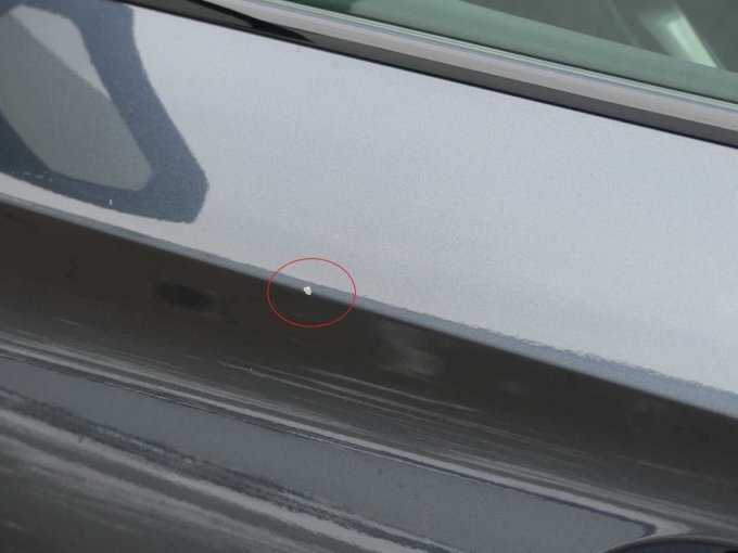 Beispiel Dellen, Kratzer und Lackschäden Tür vorn links