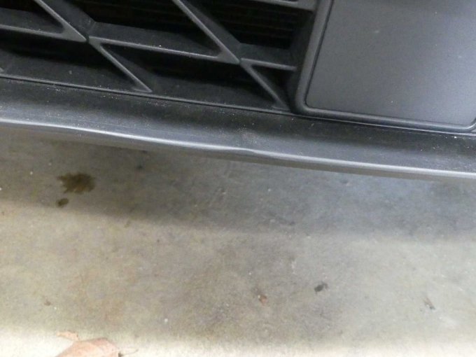 Beispiel Kratzer, leichte Beschädigung Stoßfänger vorn