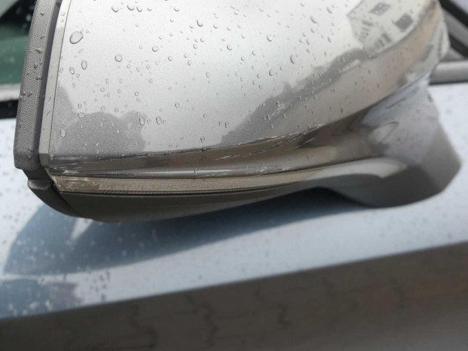 Beispiel Kratzer und Beschädigungen Spiegelkappe rechts