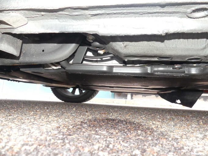 Beschädigungen Unterboden links