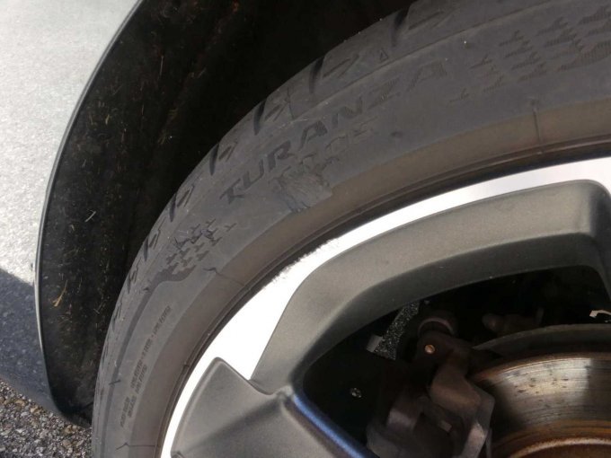 LM-Felge hinten links+Sommerreifen beschädigt