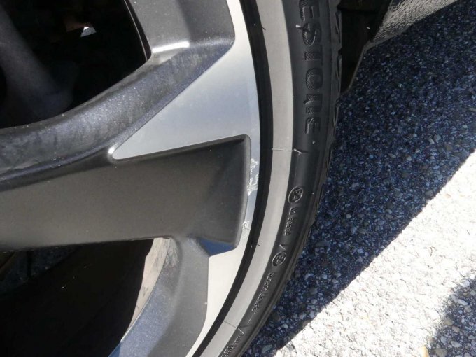 LM-Felge vorn rechts Kratzer