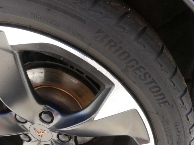 LM-Felge hinten rechts+Sommerreifen beschädigt