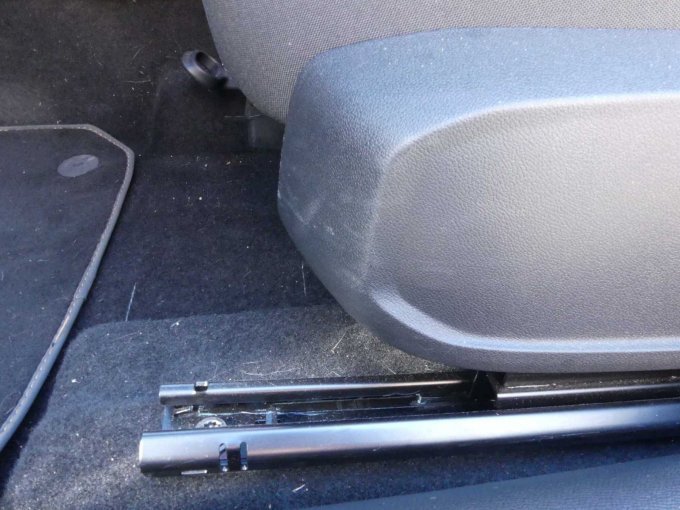 Sitzgestellverkleidung Fahrersitz Kratzer+Schmutzstreifen