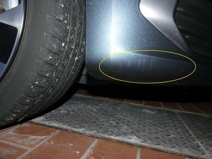 Frontstoßstange rechts mit Lackkratzer