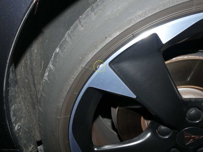 Alufelge mit einerr kleinen Anfahrbeschädigung