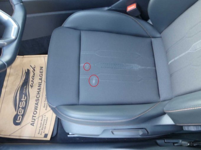 Fahrersitz mit Flecken
