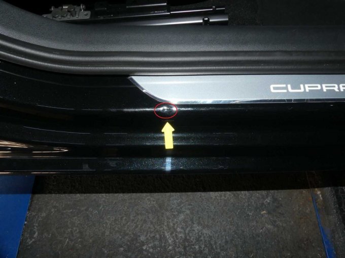 Türschweller vorne rechts mit einer kleinen Delle