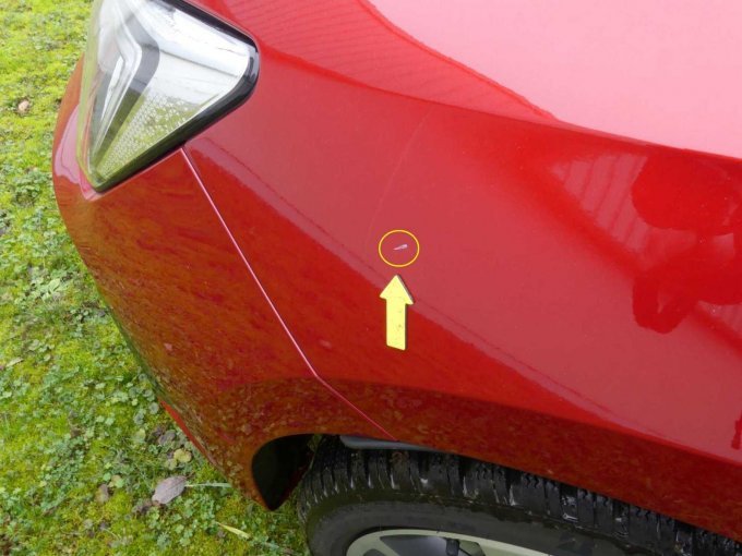 Kotflügel vorne links kleine Delle mit Lackbeschädigung
