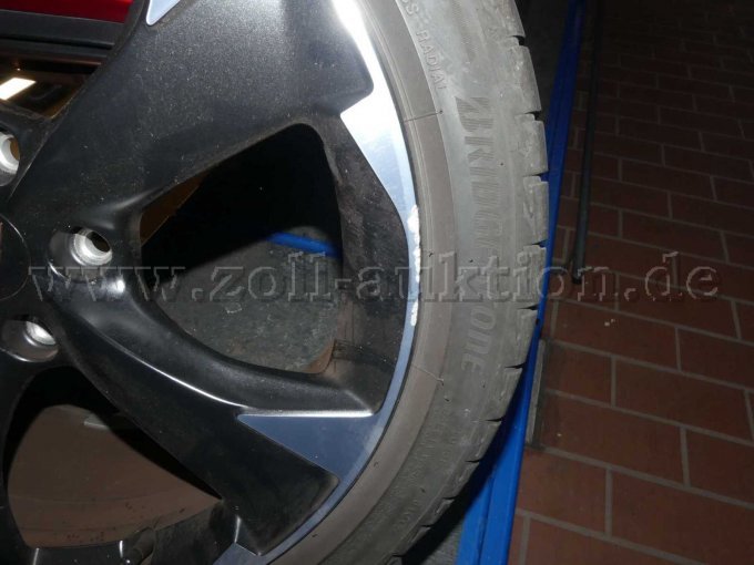 Alufelge von der Sommerbereifung mit einer Anfahrbeschädigung