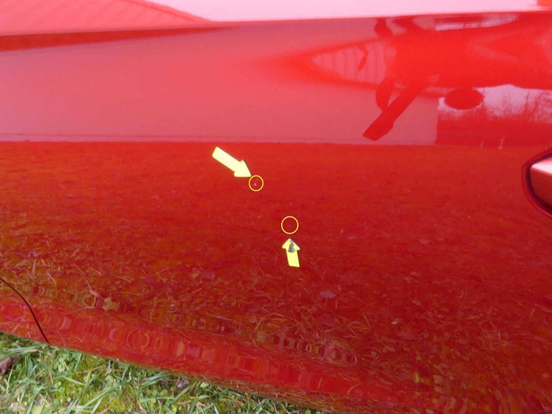 Tür hinten links kleine Delle mit Lackbeschädigung und einem Lackkratzer