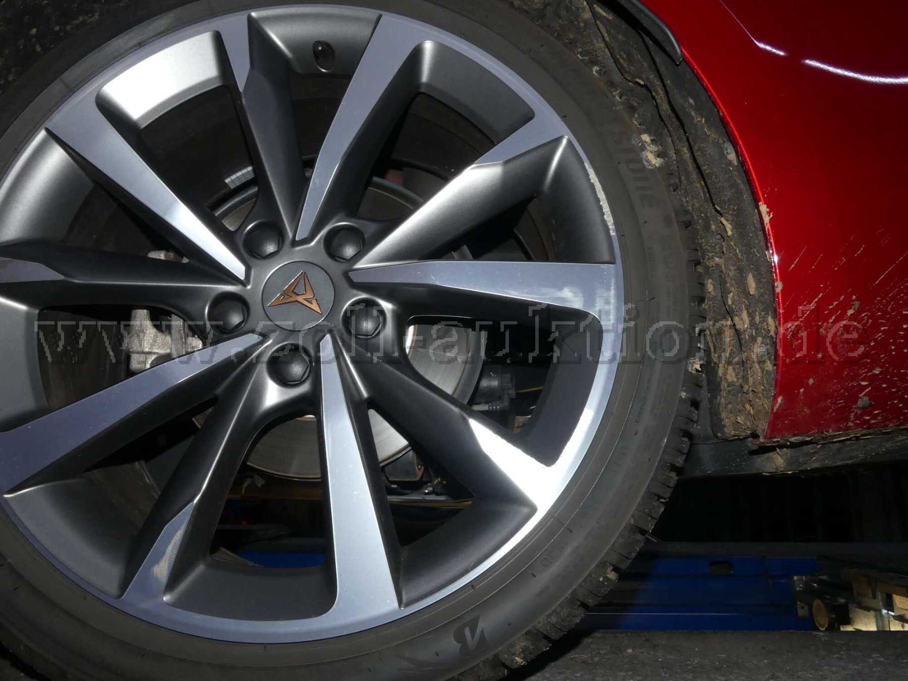 Alufelge von der Winterbereifung mit einer Anfahrbeschädigung