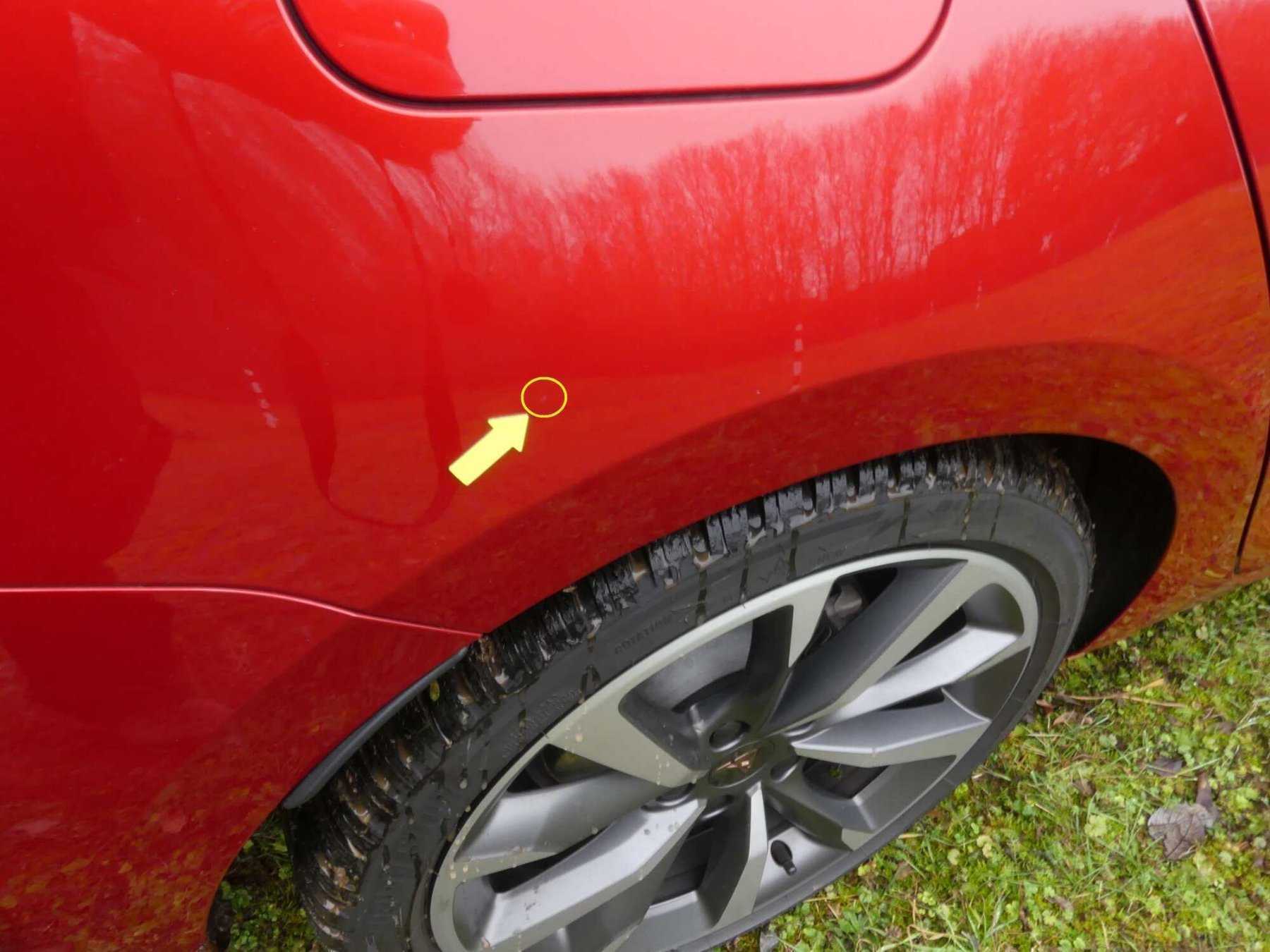 Seitenwand hinten rechts kleine Delle mit Lackbeschädigung