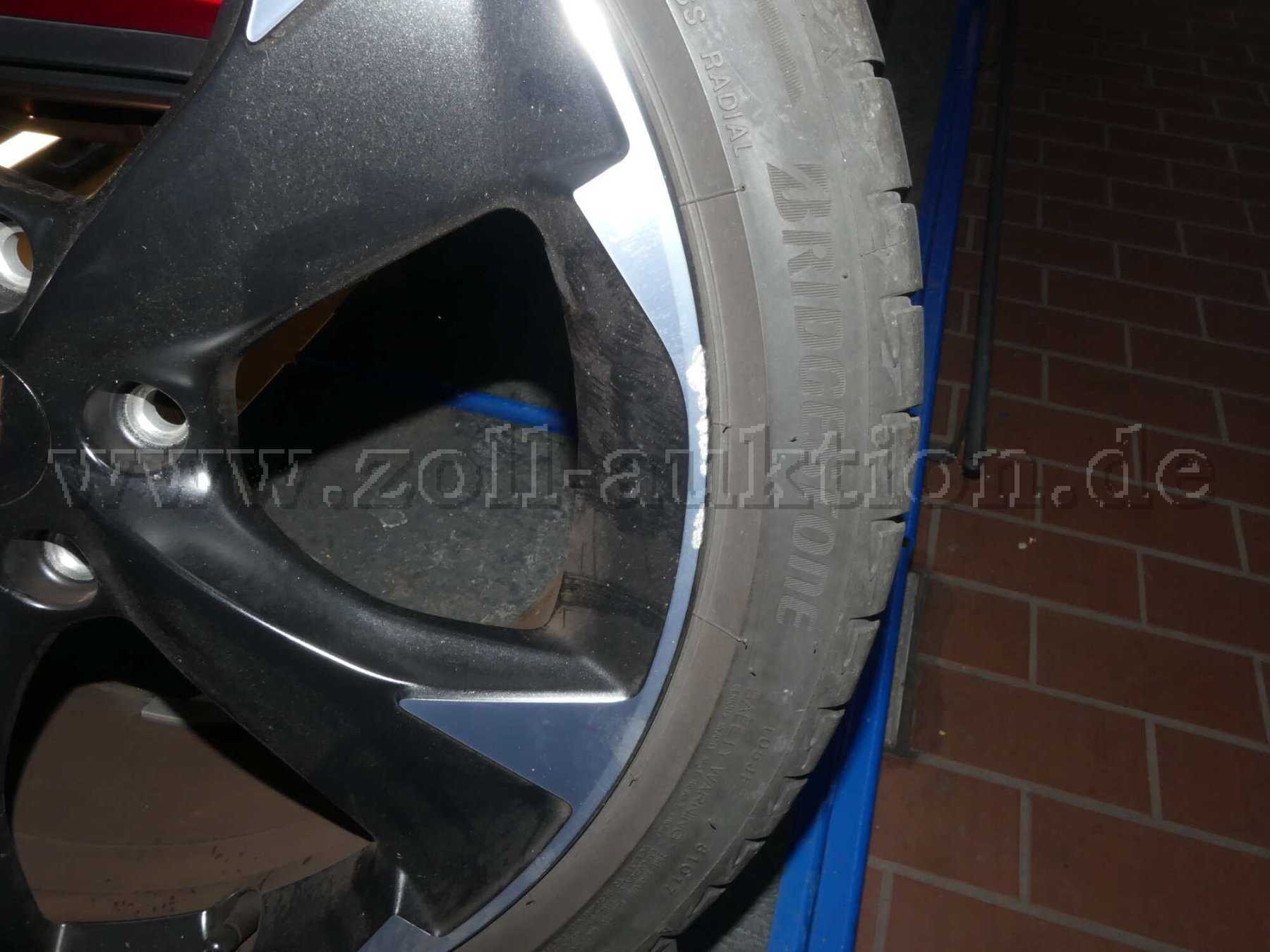 Alufelge von der Sommerbereifung mit einer Anfahrbeschädigung
