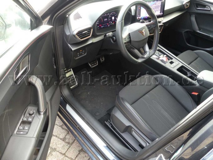 Einstieg und Fahrgastraum vorn links