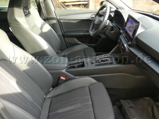 Einstieg und Fahrgastraum vorn rechts