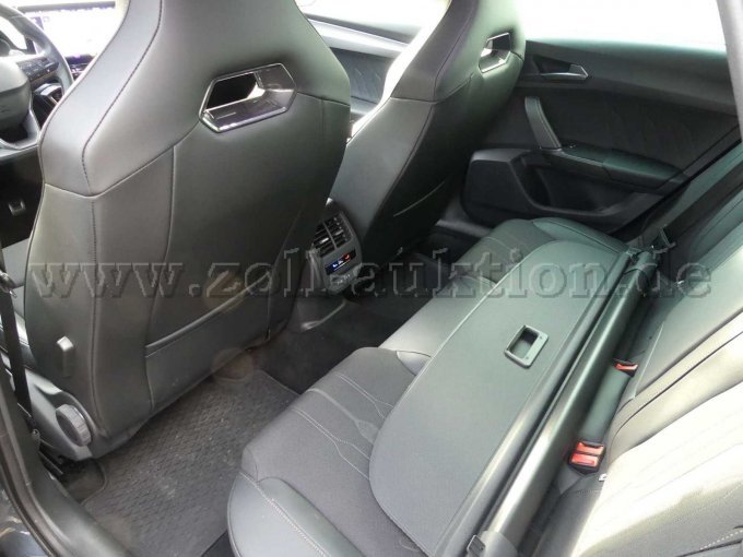 Einstieg und Fahrgastraum hinten links