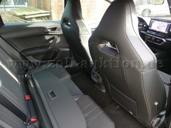 Einstieg und Fahrgastraum hinten rechts