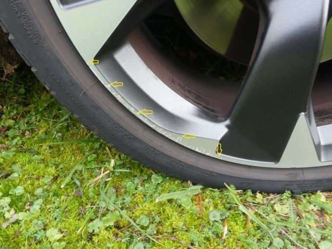 Alufelge vorne rechts mit einer Anfahrbeschädigung