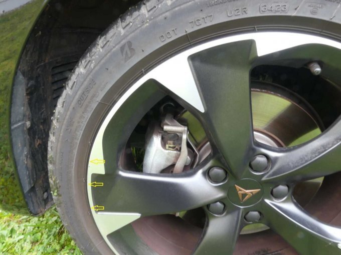 Alufelge vorne links mit einer Anfahrbeschädigung