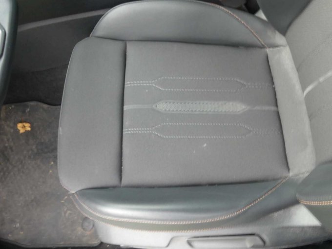 Sitzbezug Fahrersitz mit Flecken